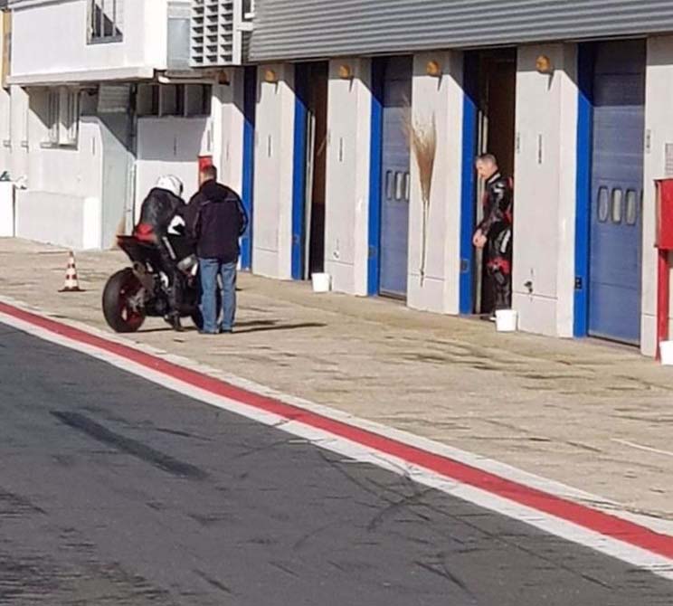 האפריליה RS660 בעת מבחן על מסלול באיטליה