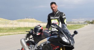 וידאו: אפיליה RSV4RR במבחן מסלול וכביש