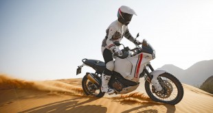 MY22_Ducati_Desert_X_100_UC356415_Mid