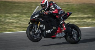 MY22_Ducati_Panigale_V4_SP2_074_UC370681_Mid