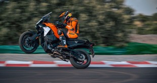 642011_MY25_KTM_1390_SUPER ADVENTURE_S_S EVO_ORANGE_01_ACTION IMAGES_ACTION_EUROPE GLOBAL