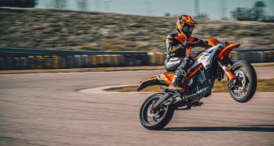 2025 KTM 125 and 390 SMC R