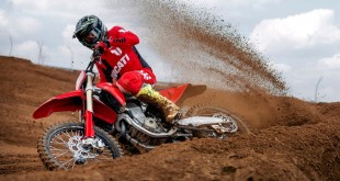 MY26_DESMO450_MX_DYNAMICS _5__UC775584_High