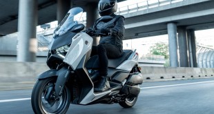2025-Yamaha-XMAX300ASVH-EU-Ceramic_Grey-Action-008-03