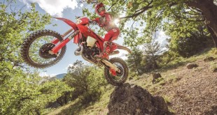 ENDRURO _ EC 300 _ MY26_ ACTION