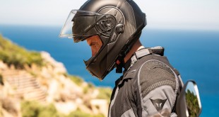 3954_Cardo Beyond Helmet side on