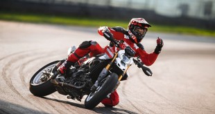 MY26_HYPERMOTARD_V2S_DYNAMIC _24__UC874076_High