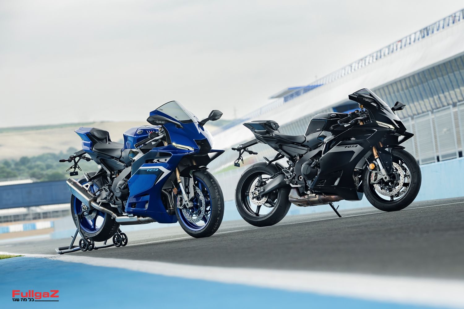 בכחול ובשחור