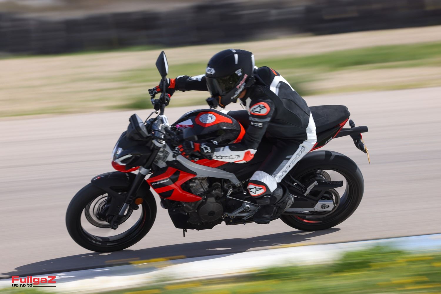 טואונו 457 – הנייקד הספורטיבי