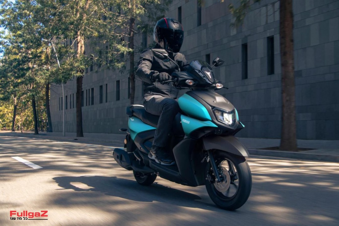 2025-Yamaha-LCG125-EU-Matt_Cyan-Action-001-03