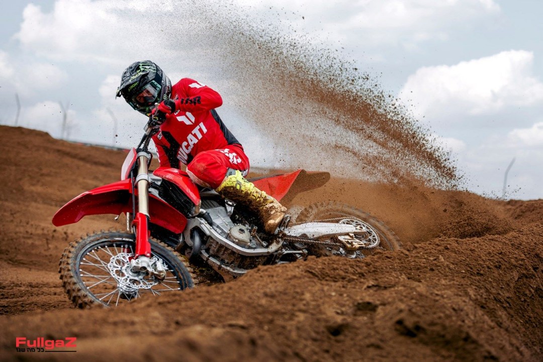 MY26_DESMO450_MX_DYNAMICS _5__UC775584_High