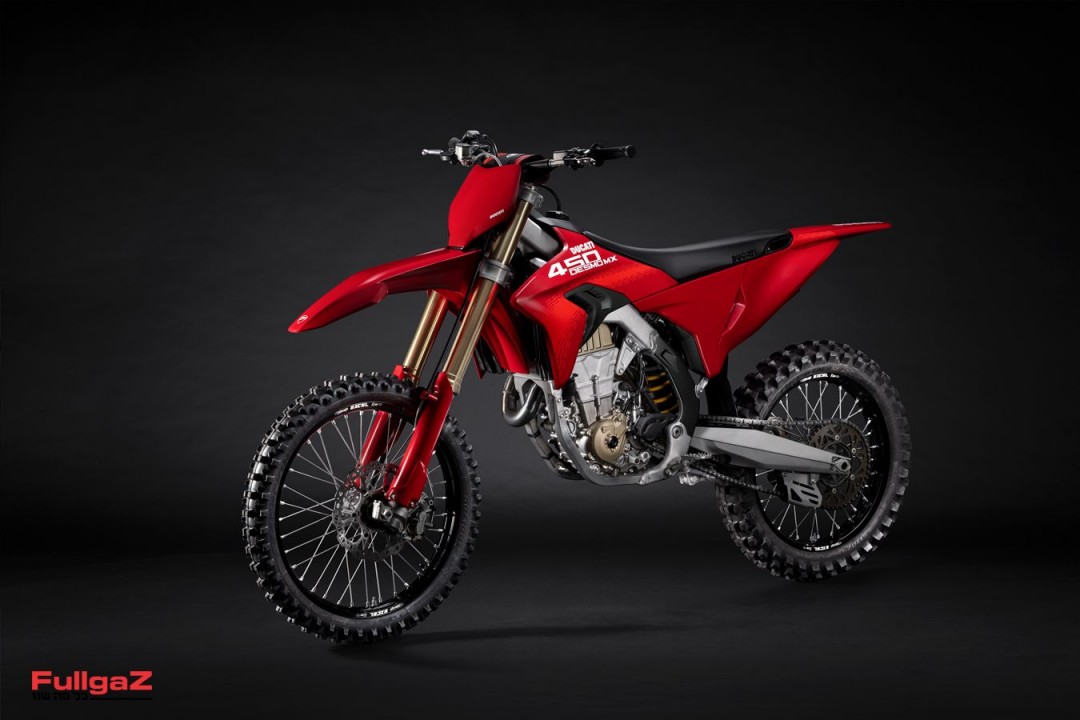 MY26_DESMO450_MX_STUDIO _17__UC775571_High