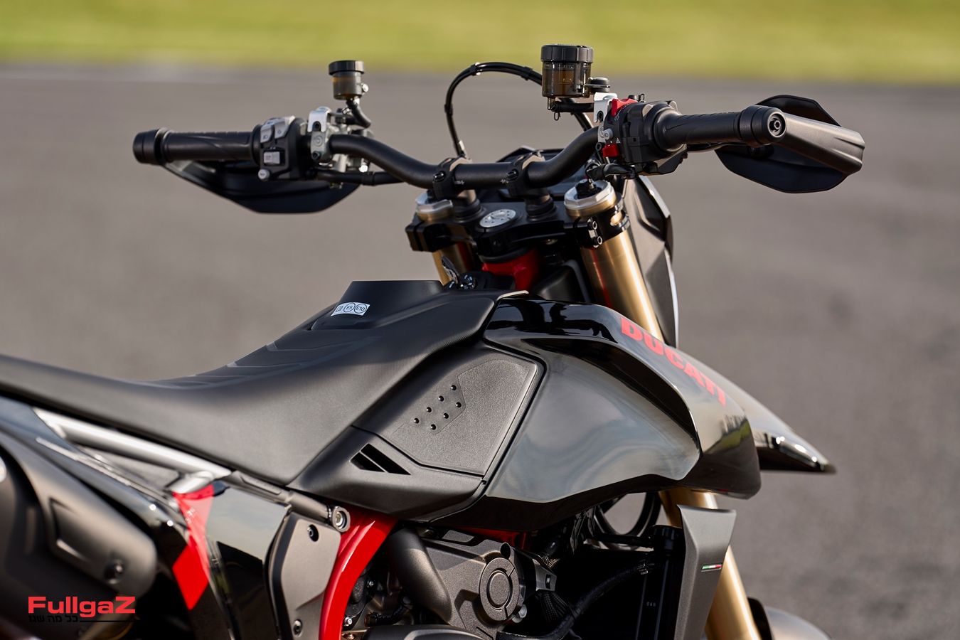 MY27_HYPERMOTARD_698_MONO_NERA_DETAILS-3