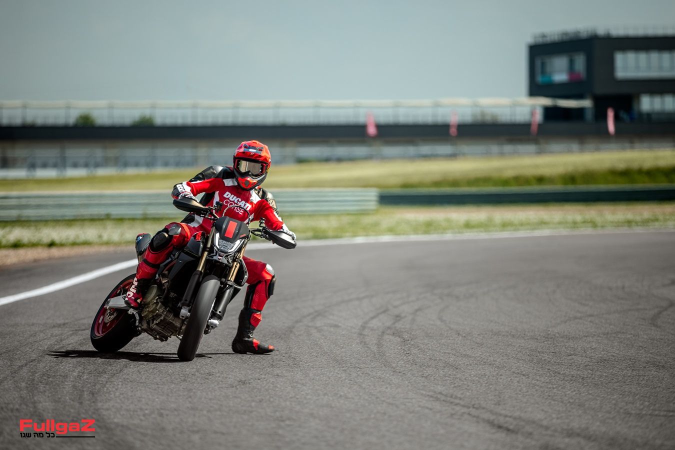MY27_HYPERMOTARD_698_MONO_NERA_DYN-10