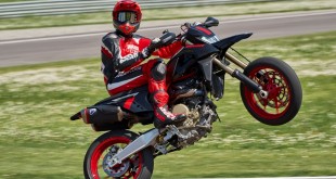 MY27_HYPERMOTARD_698_MONO_NERA_DYN-4