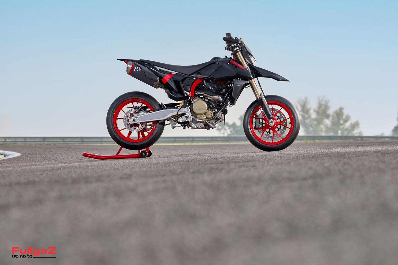 MY27_HYPERMOTARD_698_MONO_NERA_STATICS-2