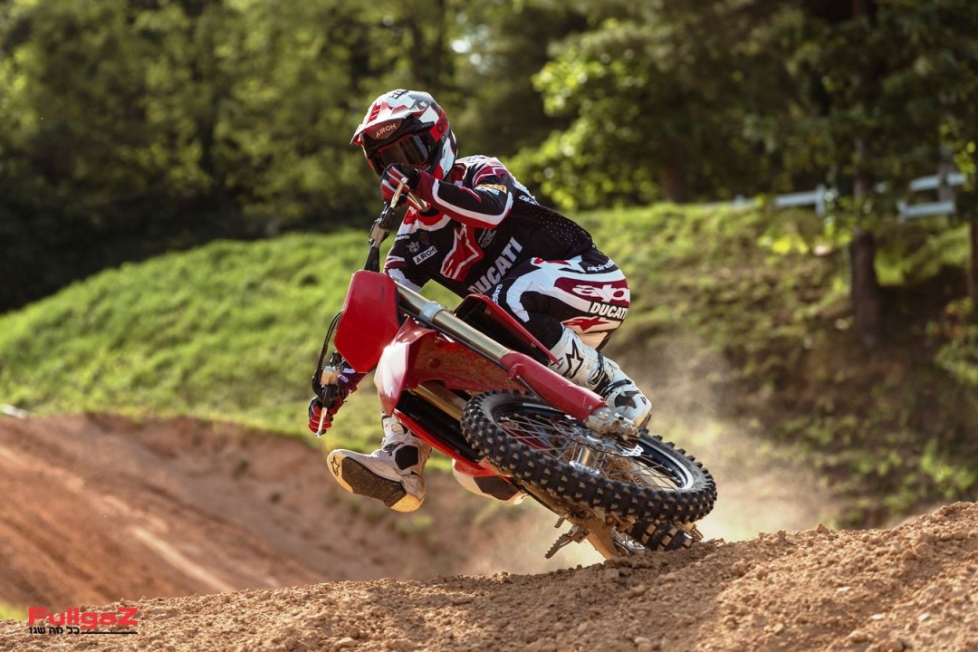 02-MY27_DESMO250_MX_DYNAMICS-1