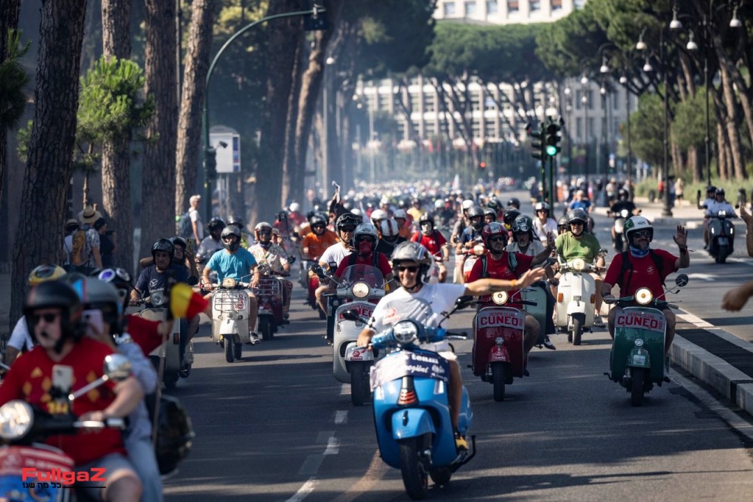 03-vespa-parade