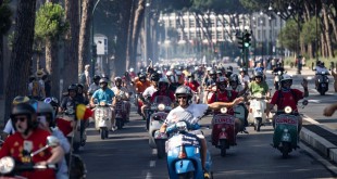 03-vespa-parade