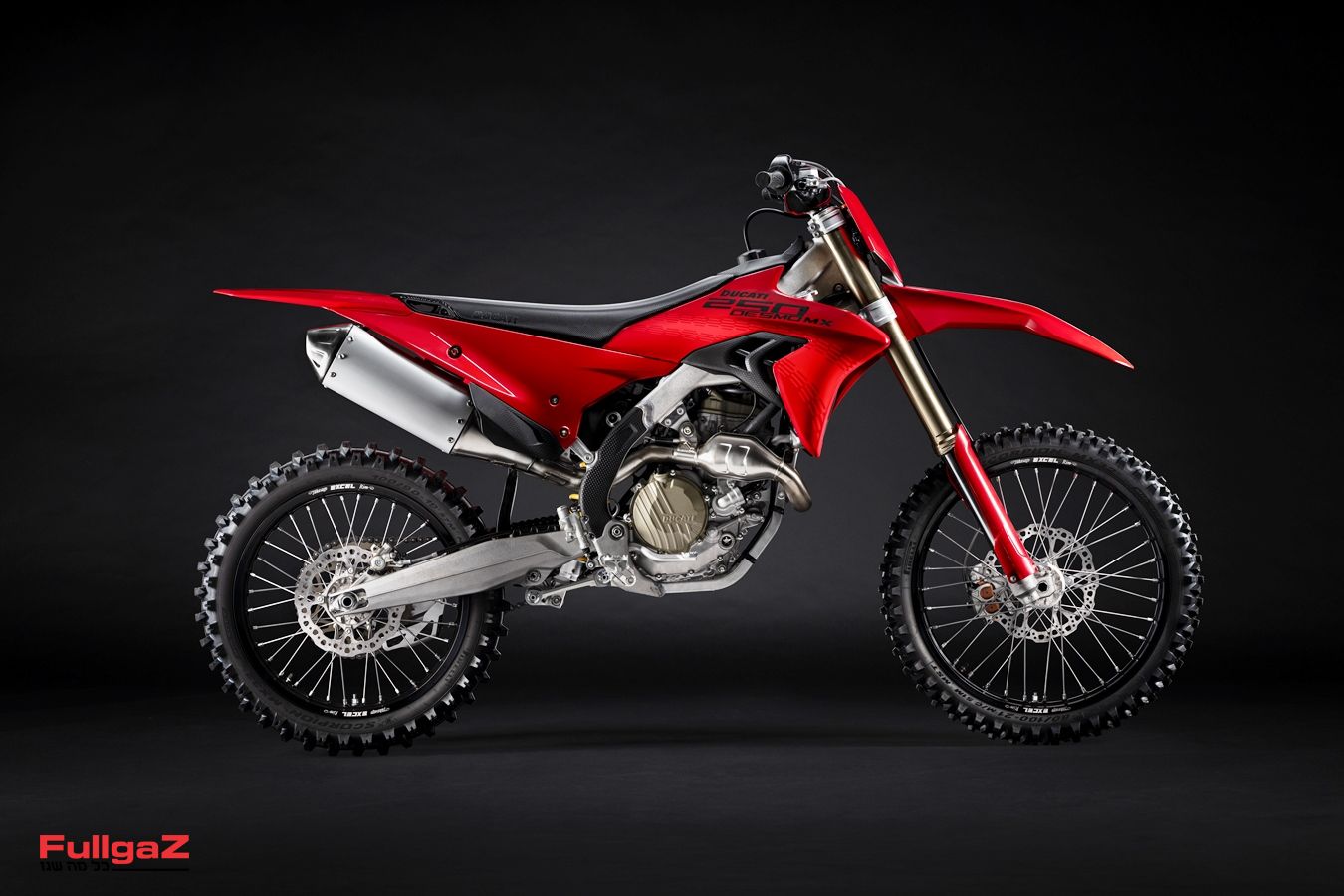 05-MY27_DESMO250_MX_STUDIO-3