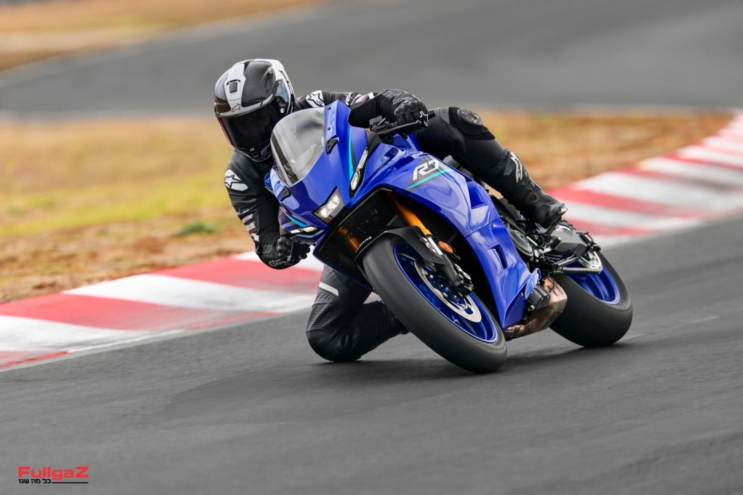2026_YAM_YZF700R7_EU_DPBMC_ACT_002_03_preview
