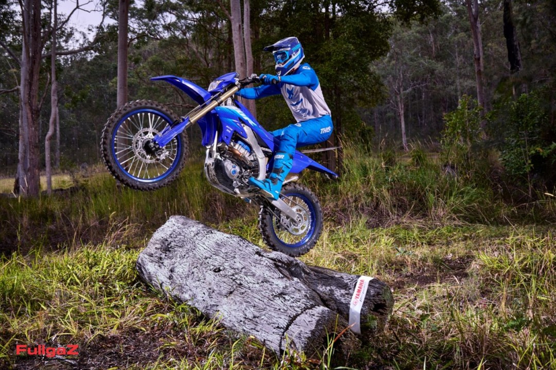 2027_YAM_WR450F_EU_DPBSE_ACT_002_03_preview_maxWidth_1500_maxHeight_1500_ppi_300_quality_100