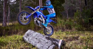 2027_YAM_WR450F_EU_DPBSE_ACT_002_03_preview_maxWidth_1500_maxHeight_1500_ppi_300_quality_100