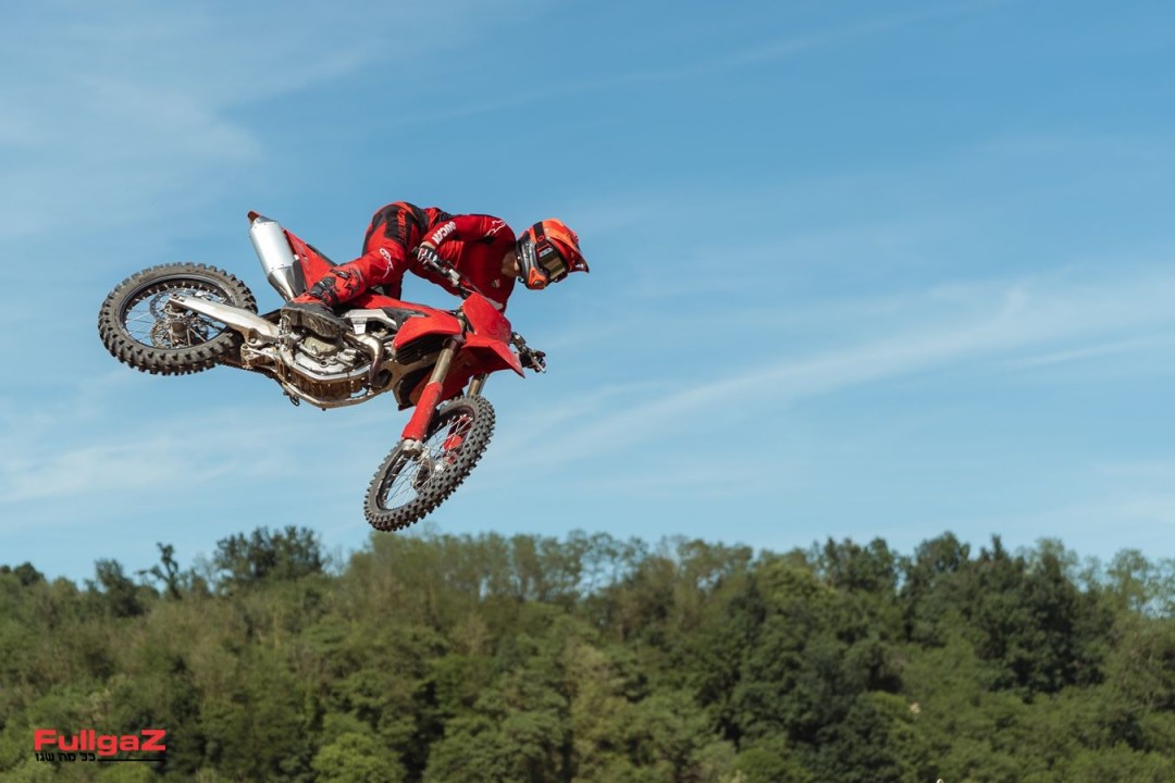 MY27_DUCATI_DESMO450MX_ACTION_4