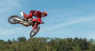 MY27_DUCATI_DESMO450MX_ACTION_4