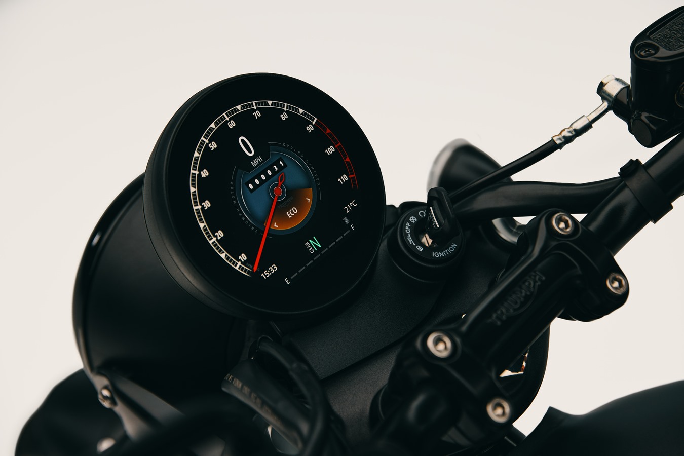 T40-Black_MY27_Detail_TFT-Riding-Modes_ECO-and-Fuel
